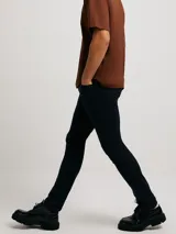 Pantalón de jean negro de corte skinny.