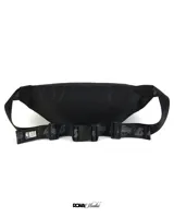 Riñonera negra con logo de Los Angeles Lakers estampado en gris. Tiene correa regulable con hebilla de plástico y logo de la NBA.