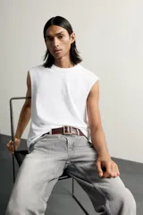Camiseta tank de punto de algodón, color negro, de corte relaxed fit con cuello redondo, manga sisa y acabados irregulares.