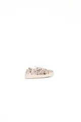 Championes de corte bajo con capellada de cuero natural con pelo y estampado animal print tipo dálmata. Presentan suela plana de goma resistente y cierre mediante cordones.