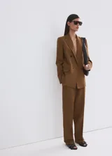 Pantalón Vbtexas de tiro medio y diseño recto, confeccionado en mezcla de lino y viscosa. Cuenta con bolsillos laterales y cintura ajustable.