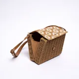 Bandolera de yute color camel con solapa con diseño geométrico en tonos beige y camel. Tiene correa larga regulable de cuero sintético color marrón.