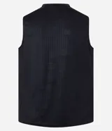 Musculosa deportiva Get Over de corte regular, color gris, con diseño sin mangas, cuello redondo y textura a rayas verticales sutiles. Confeccionada en poliéster liviano con tecnología Dry para mayor transpirabilidad.