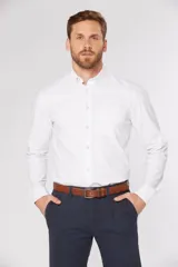 Camisa sport blanca de manga larga con spandex, cuello abotonado y bolsillo ojal en el pecho.