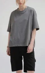 Remera de corte boxy, silueta amplia y recta, con cuello redondo y mangas cortas. Confeccionada en algodón premium, presenta un calce relajado y moderno.