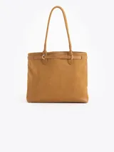 Bolso tipo tote color gris, confeccionado en cuero vacuno, con asas largas para hombro, detalles metálicos personalizados, cierre central y llavero con candado y llave colgante.