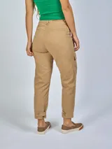 Pantalón cargo gris oscuro, de tiro alto, corte recto y calce relajado, con bolsillos laterales y bolsillos ocultos con tapa a media pierna. Detalle de pasacintos dobles y presilla ajustable con doble botón en los bajos.