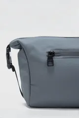 Neceser gris con el logo de la marca en negro. Cuenta con un compartimento principal con cierre, un bolsillo lateral para accesorios y un bolsillo interior con cierre. Tiene una capacidad de 5.77 litros.