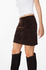 Minifalda de pana color marrón, con corte recto y diseño minimalista.