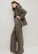 Pantalón de vestir marrón con patrón de cuadros sutiles, de corte recto y perneras amplias.