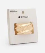 Pulsera rígida de metal dorado con diseño orgánico, curvas en relieve y estructura robusta. Cuenta con apertura con resorte interno.