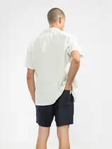 Short de hombre confeccionado en lino premium, con cintura elástica y cordón de ajuste. Presenta un diseño de corte relajado con bolsillos laterales y traseros.