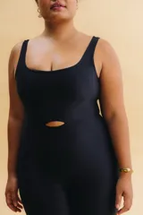 Mono largo negro con escote redondo y abertura en el abdomen. Espalda baja en forma de U.