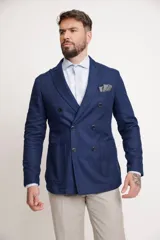 Blazer azul marino de doble botonadura, con solapas de muesca, bolsillo de parche en el pecho con pañuelo estampado y bolsillos de parche en la parte delantera.