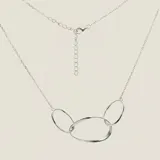 Collar de plata 925 con diseño de tres eslabones ovalados entrelazados como dije central y cadena fina de eslabones.
