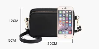 Cartera bandolera rectangular de nylon impermeable, con tres compartimentos con cierre y correa regulable.