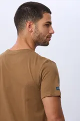 Remera lisa de manga corta y cuello redondo, color gris oscuro, de calce cómodo con pequeño logo bordado en el pecho.