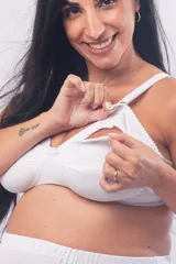 Soutien maternal de gran cobertura, color blanco, confeccionado en tela reforzada sin aro. Presenta escote alto, clip para lactancia, breteles elásticos regulables y cierre con broches en la espalda.