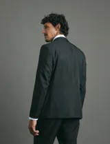 Traje de corte slim fit compuesto por saco de dos botones con silueta definida y solapas clásicas.