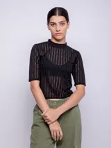 Top negro de cuello alto y manga tres cuartos, con diseño de transparencias verticales.