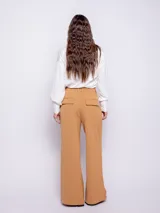 Pantalón de vestir color camel, de tiro alto y corte palazzo.