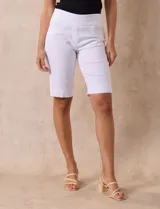 Bermuda rosa de gabardina elastizada, marca Ruby Rd, con pretina ancha elastizada, bolsillos simulados en la parte delantera y bolsillos aplicados en la parte trasera.
