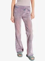 Pantalón de algodón bouclé color lila con estampado de chaqueta de denim sobreteñido.