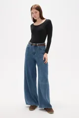 Pantalon de jean azul de corte ancho y tiro alto, con bolsillos laterales y traseros.
