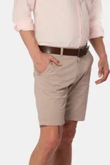 Bermuda clásica de color beige, confeccionada en una mezcla de algodón y spandex para mayor flexibilidad y comodidad.