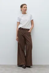 Remera de manga corta con frente confeccionado en tela broderie blanca con diseño calado y espalda de algodón liso.
