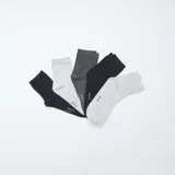 Pack de cinco pares de medias de caña media en colores negro, gris claro y gris oscuro.