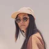 Lentes de sol Sunski modelo Dipsea, con montura redonda transparente y lentes marrones polarizados.