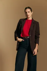Blazer de corte sastrero con solapas clásicas y estructura definida. Presenta un diseño versátil con silueta ligeramente oversized, ideal para un estilo sofisticado y atemporal.