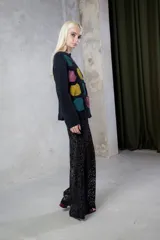 Sweater de tejido de punto artesanal con diseño de círculos de cuero agamuzado unidos por crochet de lana merino. Presenta cuello a la base, mangas largas y un calce holgado.
