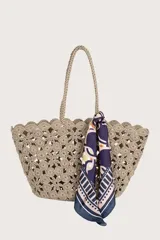 Pañuelo cuadrado con estampado geométrico de cadenas y eslabones entrelazados en tonos morado, crema y dorado, con borde decorativo de líneas y puntos.