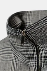 Chaqueta estilo bomber con estampado de cuadros, cuello subido, manga larga y cierre frontal con cremallera. Presenta bolsillos delanteros y bajo elástico.