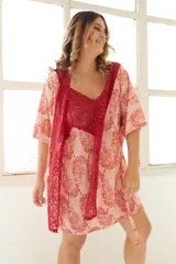 Bata de dormir corta color rosa con estampado de leopardos y detalles de encaje rojo.