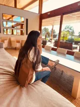 Chaleco plateado reversible con interior de gamulan color crema, con bolsillos delanteros.