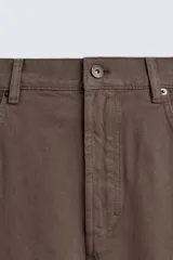 Jeans straight fit de corte recto y tiro medio, confeccionados en denim de algodón con lavado en color gris. Cuenta con cinco bolsillos y cierre frontal con cremallera y botón.