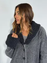 Saco marrón con rayas verticales en tonos beige, con cuello y puños de tejido rizado. Cierre frontal con botones.