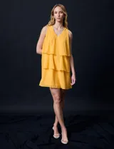 Vestido corto de gasa color amarillo, con escote en V, sin mangas y forro interno a tono.