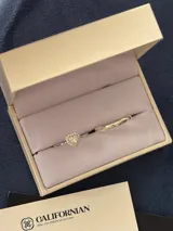 Set de dos anillos de plata 925, uno con dije en forma de corazón con incrustaciones de zirconia y otro de diseño liso y minimalista.