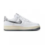 Championes Nike Air Force 1 07 de corte bajo, confeccionados en cuero blanco con textura granulada. Presentan un diseño icónico con el swoosh lateral y el refuerzo del talón en acabado brillante con efecto desgastado. Incluyen una entresuela de color crema con efecto envejecido y una suela de goma gris.