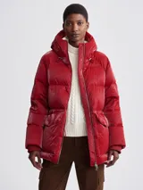 Campera puffer roja de nailon líquido Varley Fullerton, de corte extragrande y largo medio, con capucha profunda, aislante de plumón, puños internos y cintura ajustable.
