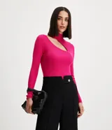 Blusa de punto fucsia con cuello alto, manga larga y abertura en el hombro.