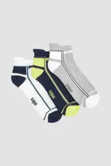 Pack de tres pares de medias cortas deportivas Umbro con tejido de toalla en la planta para mayor comodidad. Incluye un par blanco con rayas azul marino, un par azul marino con detalles en verde flúor y un par gris con detalles en blanco.