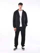 Canguro negro con cierre frontal, capucha con cordones y bolsillos tipo canguro.