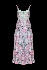 Vestido midi de tela liviana y fluida con estampado floral en tonos verdes y rosados. Presenta escote recto con breteles finos, detalle central fruncido en el busto, drapeado en la cintura y falda midi con volado frontal.