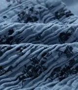 Vestido midi celeste con estampado floral, escote cuadrado y breteles anchos.