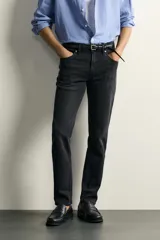 Jeans slim fit de tiro medio, color celeste claro con efecto lavado. Confeccionados en tejido elástico, cuentan con diseño de cinco bolsillos y cierre frontal con cremallera y botón metálico.